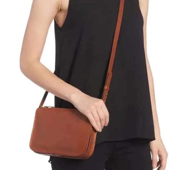 Madewell Handbags - Madewell The Simple Leather Crossbody Bag